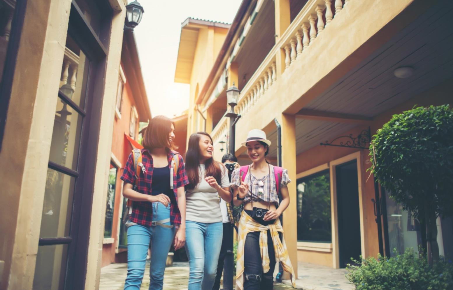 Moderne Lernumgebung mit Teamarbeitsbereichen für Budgetmanagement-Schulungen